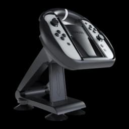 Nacon Volante Nintendo Switch 2 JoyCon preto, vista em ângulo: base ajustável com seta e suporte inclinado visíveis