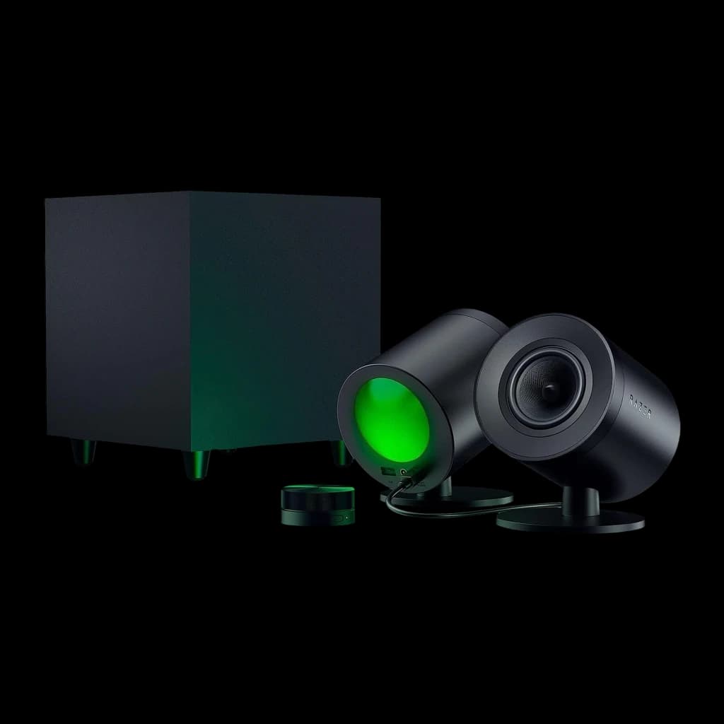 Razer Nommo V2 Pro 2.1 Noir, vue ensemble: deux satellites, caisson de basses et télécommande avec éclairage RGB vert
