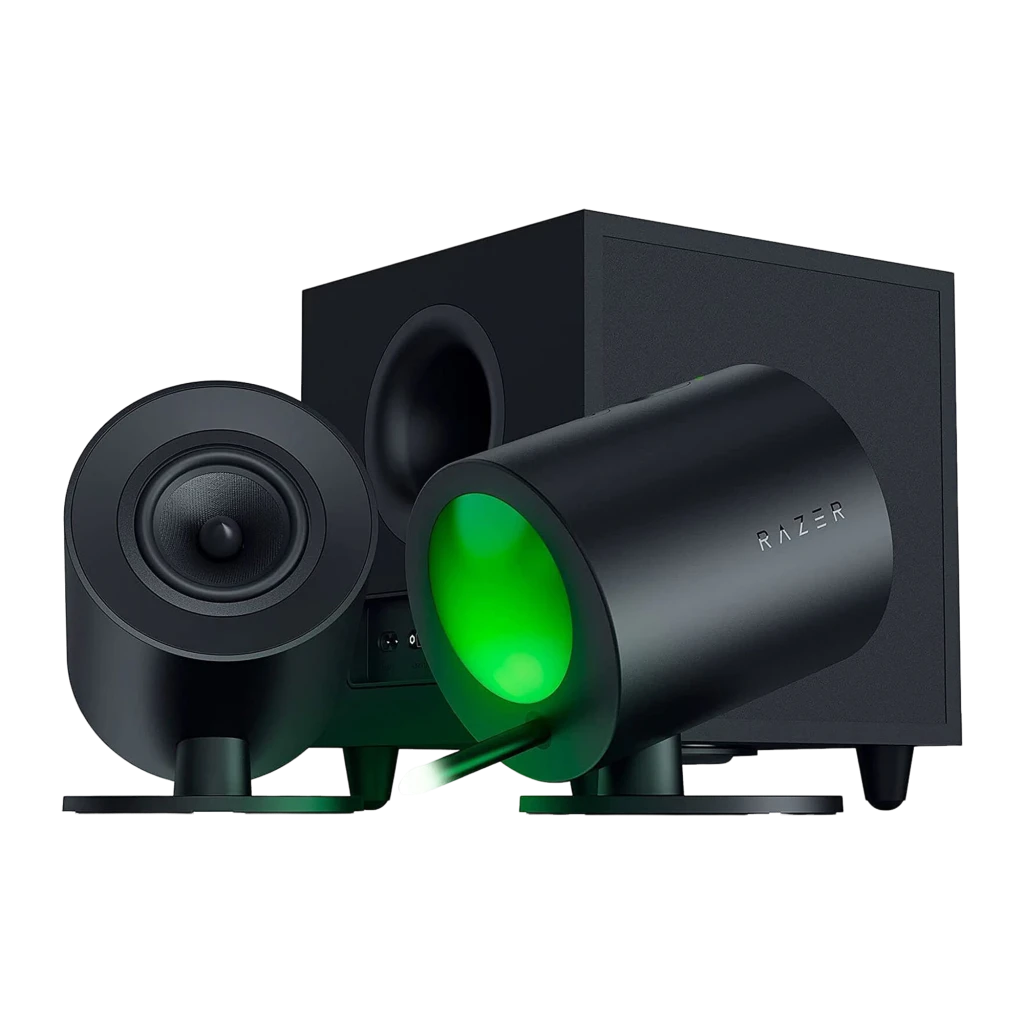 Razer Nommo V2 Pro 2.1 Noir, vue ensemble: deux satellites, caisson de basses et télécommande avec éclairage RGB vert - Ítem2