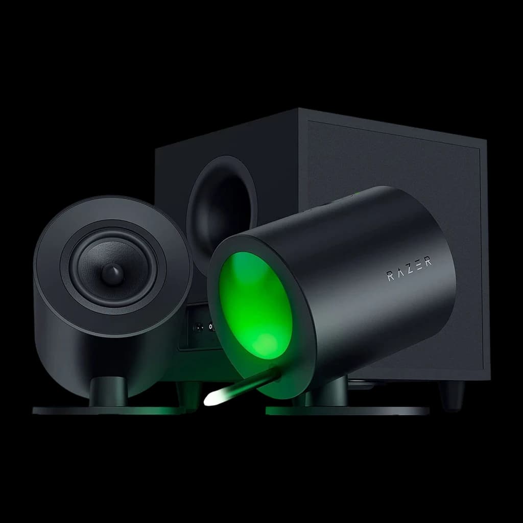 Razer Nommo V2 Pro 2.1 Noir, vue frontale rapprochée: satellites et caisson au premier plan, logo Razer sur le côté du