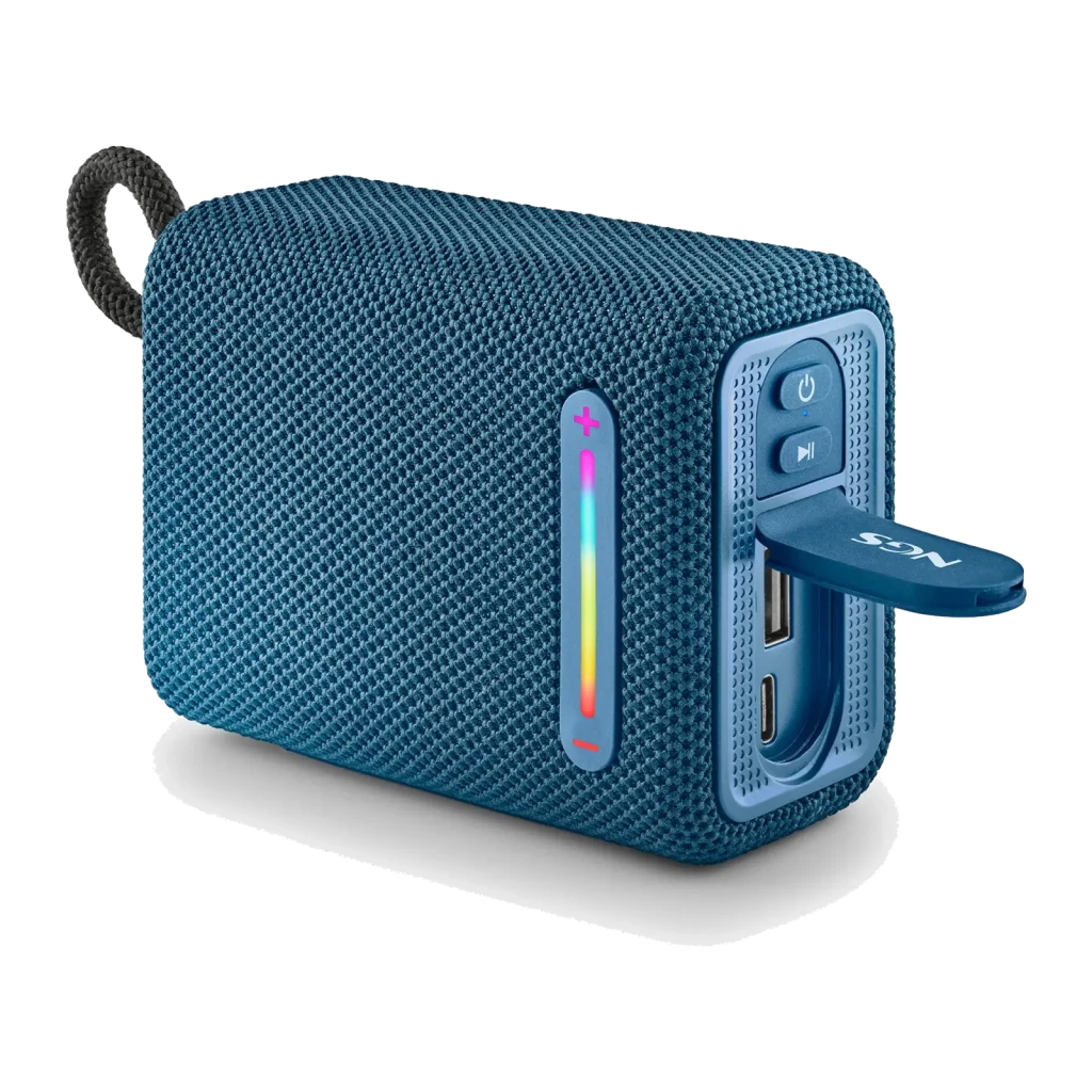 NGS Enceinte Bluetooth Roller Furia 1 Bleu, vue en angle: corps textile bleu, bande lumineuse RGB et dragonne noire - Ítem1