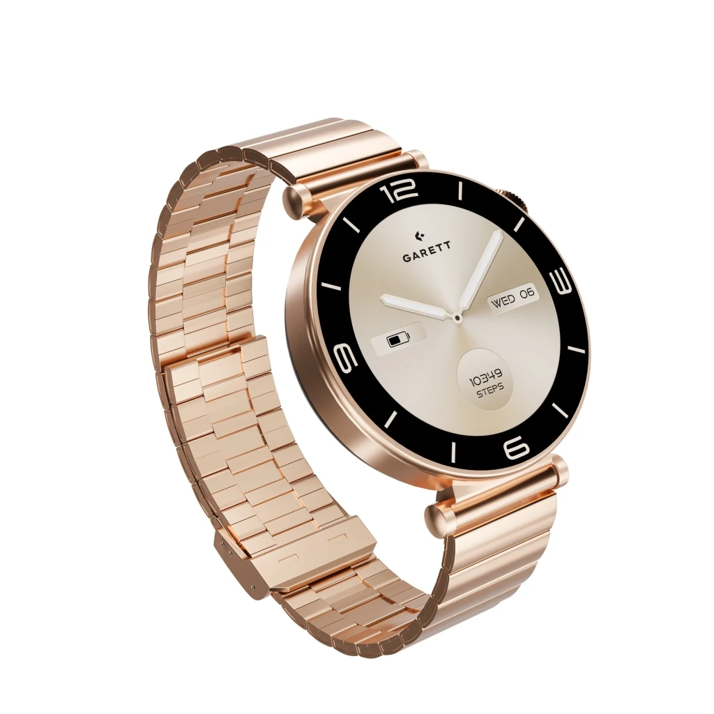 Montre connectée en acier doré rose 42 mm, cadran beige avec lunette noire, écran circulaire, bracelet métal à maillons, affichage appels et pas, design