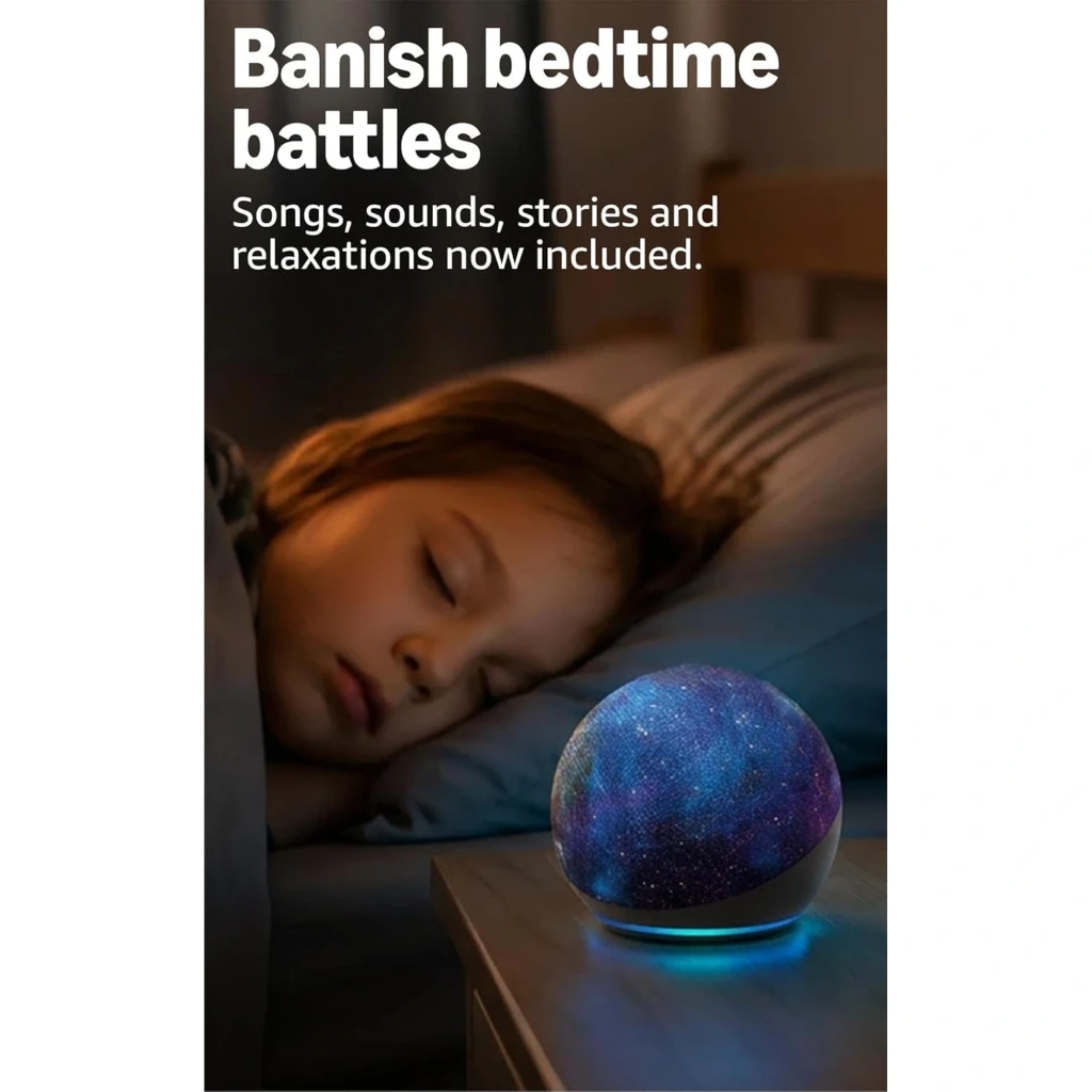Enceinte Intelligente Amazon Echo Dot 5e Gen Kids Alexa en forme de sphère, motif galaxie lumineux, posée sur une table de nuit près dun enfant endormi