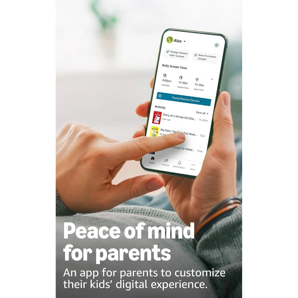 Application mobile Alexa Kids affichée sur smartphone, interface claire avec horaires, activité et filtres; main d’adulte tenant l’appareil, ton familial