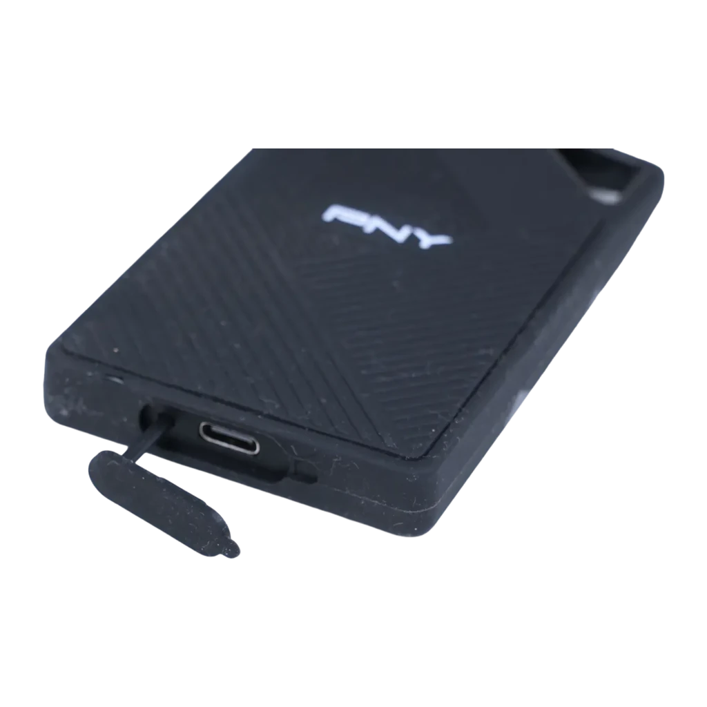 PNY RP60 2TB noir, vue avant en angle: texture diagonale en relief, logo PNY et œillet triangulaire supérieur - Ítem1