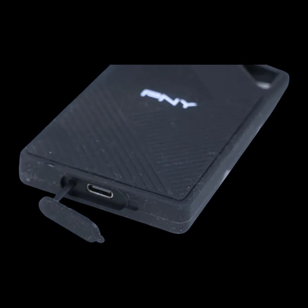 PNY RP60 2TB preto, vista inferior em ângulo: porta USB-C com tampa de borracha removida visível