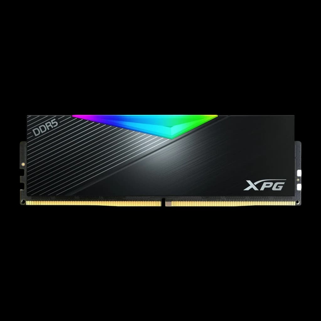 XPG ADATA DIMM DDR5 6400 32GB negro, vista frontal: un módulo RAM con disipador negro estriado y RGB en la parte superior