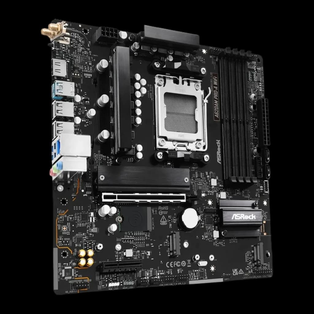 ASRock A620AM Pro-A WiFi AM5 mATX noir, vue en angle: antenne WiFi, ports I/O latéraux et socket AM5 en perspective