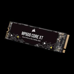 Corsair MP600 CORE XT 2TB preto, vista diagonal superior: etiqueta com logo e conector M.2 dourado visíveis
