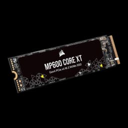 Corsair MP600 CORE XT 2TB preto, vista diagonal lateral: PCB com componentes e conector M.2 dourado em primeiro plano