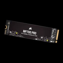 Corsair MP700 PRO 1TB noir, vue avant en angle: étiquette avec logo, motif triangulaire et connecteur M.2 doré
