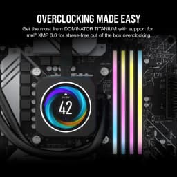 Corsair Dominator Titanium 32GB DDR5 6400MHz gris, lifestyle: 2 módulos con iluminación RGB instalados en placa base junto a
