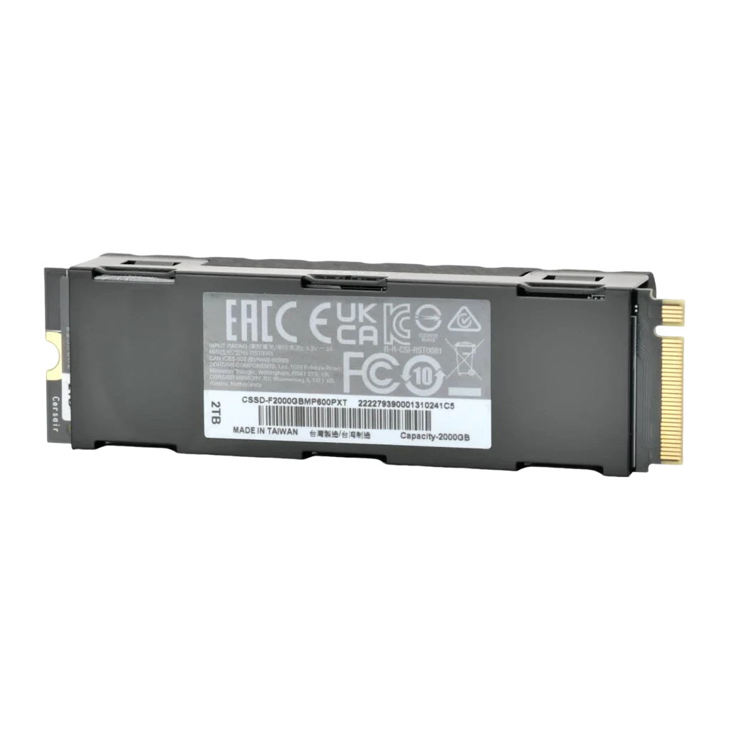 Corsair MP600 PRO XT 2TB noir, vue avant en angle: dissipateur à ailettes et logo Corsair, connecteur M.2 doré - Ítem1