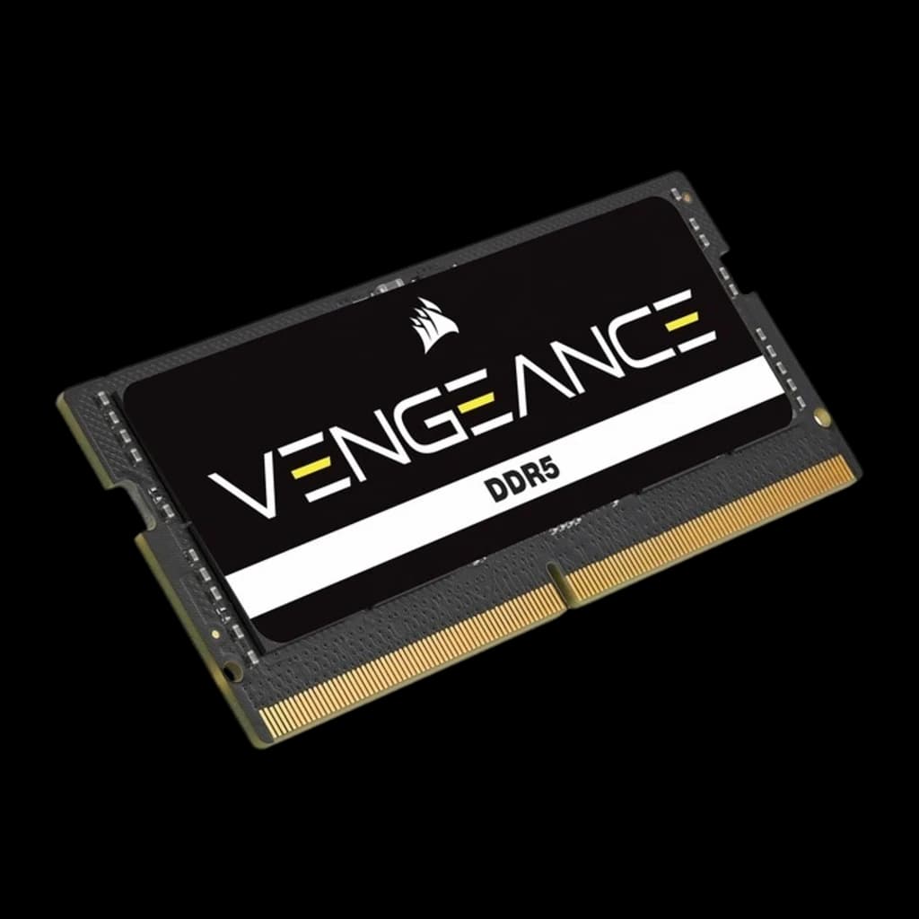 Corsair Vengeance 32GB DDR5 5600MHz negro, vista en ángulo izquierdo: módulo SO-DIMM inclinado, etiqueta y canto lateral