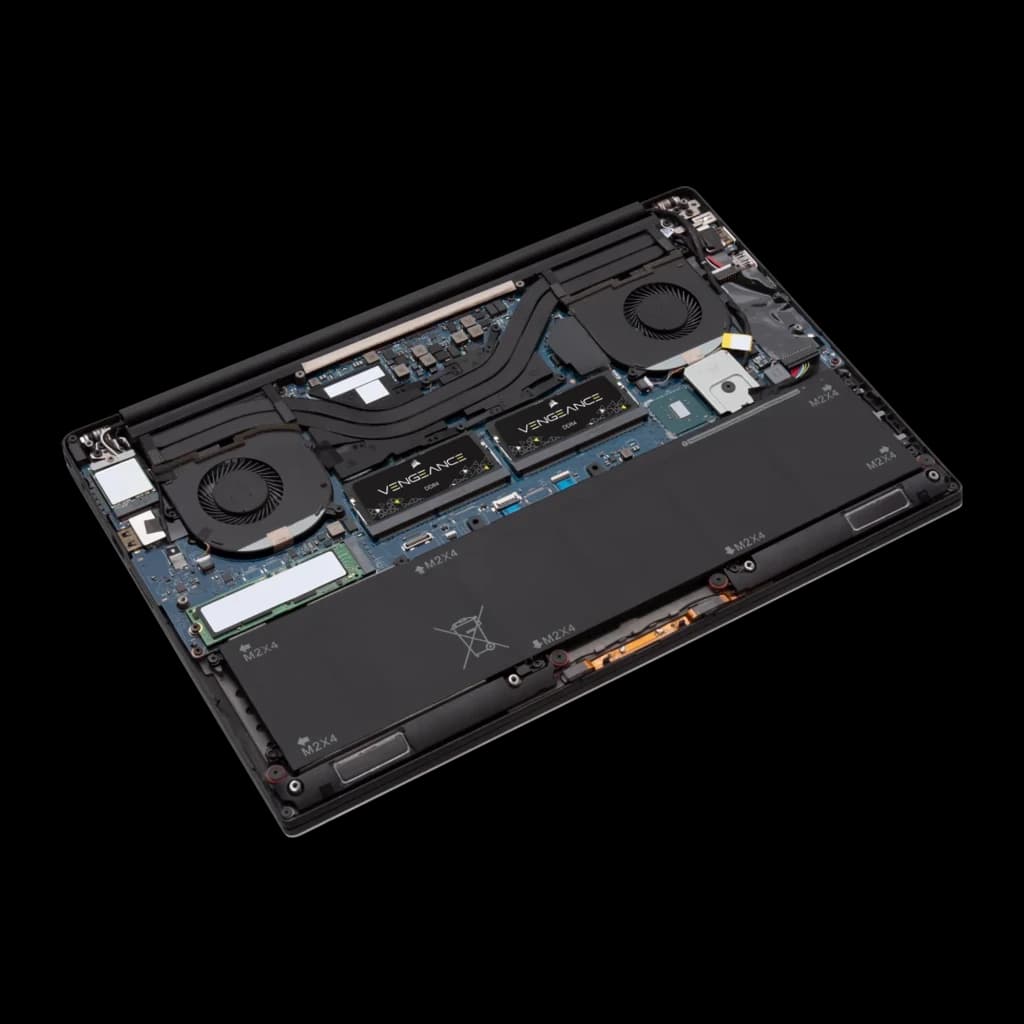 Corsair Vengeance DDR4 16GB 3200MHz SO-DIMM preto, instalado: dois módulos em placa-mãe de portátil aberto com ventoinhas