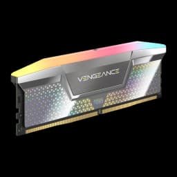 Corsair Vengeance RGB 48GB DDR5 Plateado, vista en ángulo: disipador plateado con iluminación RGB multicolor y logo VENGEANCE