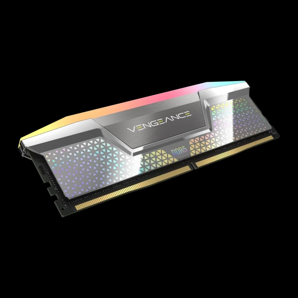 Corsair Vengeance RGB 48GB DDR5 Plateado, ángulo bajo frontal: disipador plateado con patrón triangular y RGB en la parte