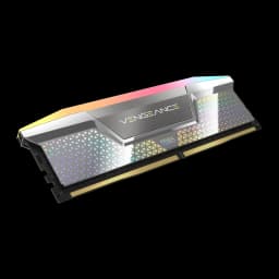 Corsair Vengeance RGB 48GB DDR5 Plateado, ángulo bajo frontal: disipador plateado con patrón triangular y RGB en la parte