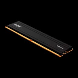 Crucial Pro DDR5-6000 32GB negro, vista en perspectiva baja: disipador negro con ranuras, conector DDR5 dorado visible y