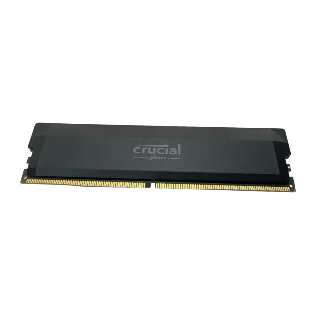 Crucial Pro DDR5-6000 32GB negro, vista principal: kit 2x16GB en ángulo, disipador facetado y contactos dorados visibles - Ítem2