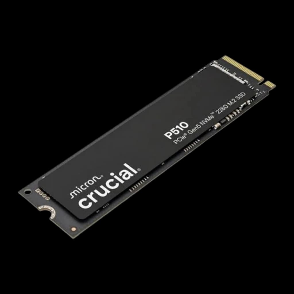 Crucial P510 1TB M.2 preto, vista em ângulo baixo: face frontal com logo Crucial e conector M.2 dourado em primeiro plano
