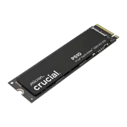 Crucial P510 1TB M.2 preto, vista em ângulo baixo: face frontal com logo Crucial e conector M.2 dourado em primeiro plano