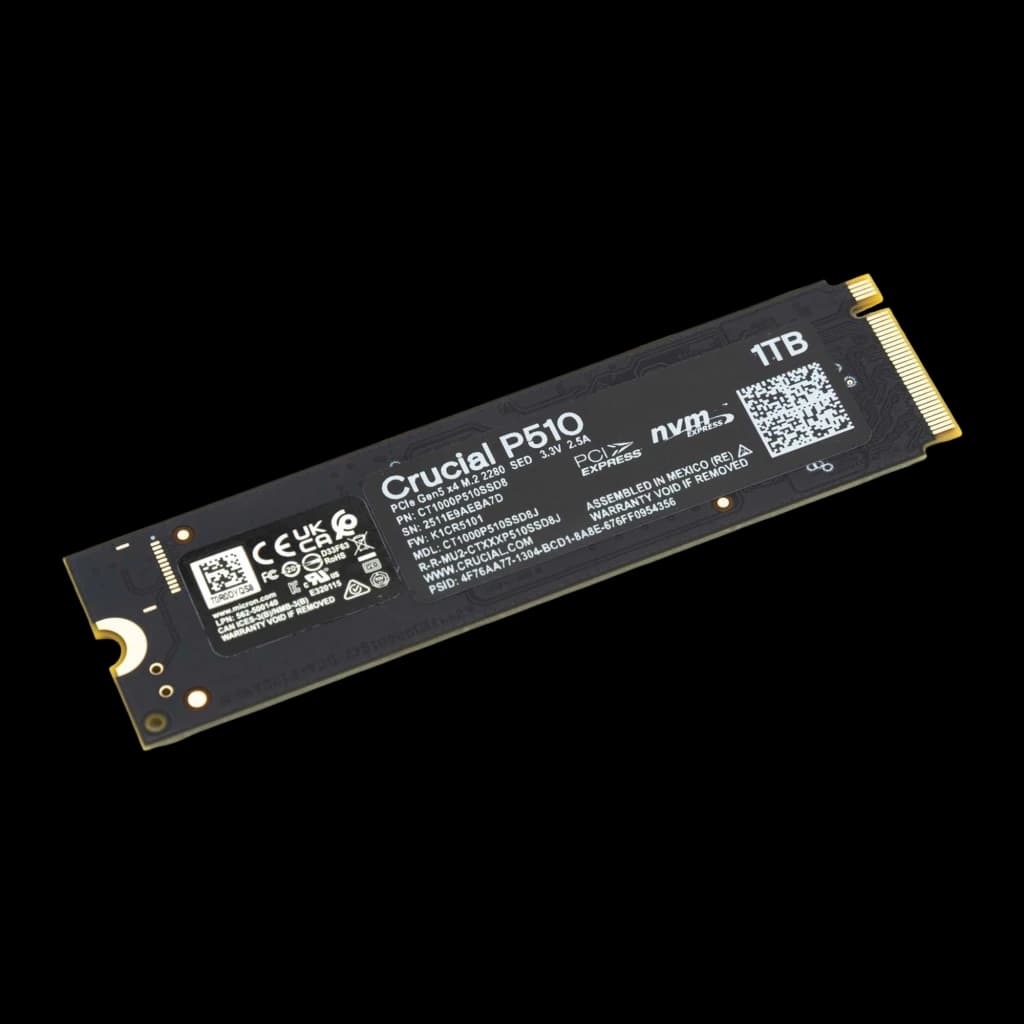 Crucial P510 1TB M.2 preto, vista traseira: etiqueta técnica com número de série, código QR e capacidade 1TB visível