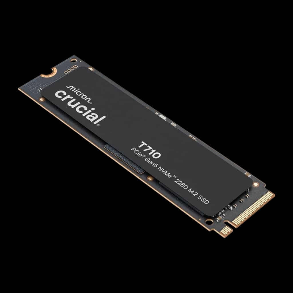 Crucial T710 4TB negro, vista en perspectiva diagonal: ángulo elevado muestra largo del SSD M.2 2280 completo