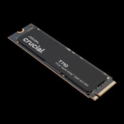 Crucial T710 4TB negro, vista en perspectiva diagonal: ángulo elevado muestra largo del SSD M.2 2280 completo