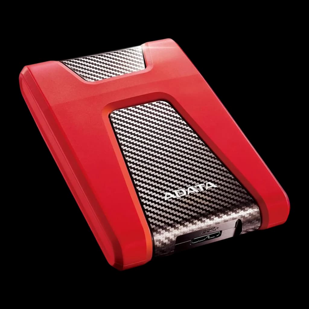 ADATA DashDrive Durable HD650 1TB rouge, vue en angle: coque rouge avec panneau central texture carbone et port USB
