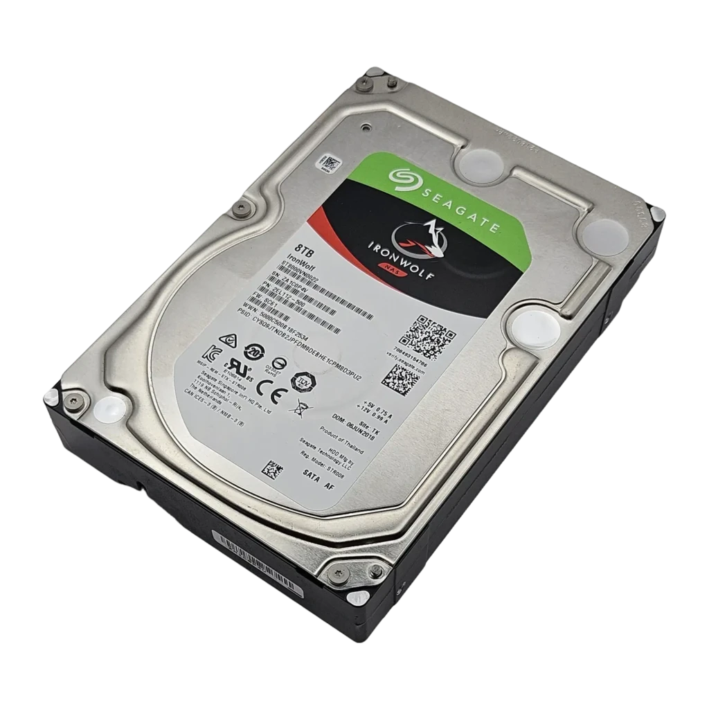 Seagate IronWolf ST8000VN0022 8TB, vista frontal: etiqueta con logo lobo, texto NAS y 8TB Hard Drive - Ítem2