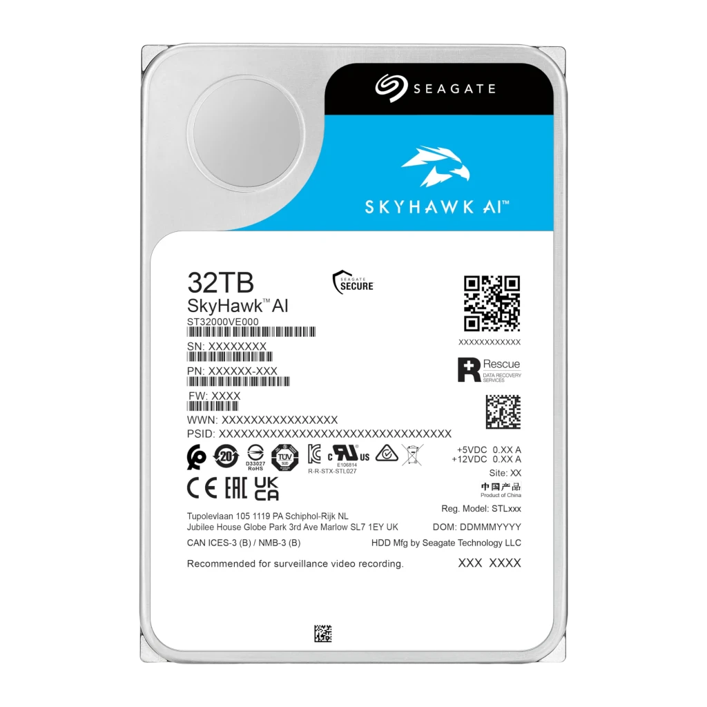 Seagate SkyHawk AI 32TB, vista frontal en ángulo: etiqueta negra con logo águila azul y texto 32TB - Ítem1