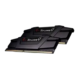 G.Skill Ripjaws V 32GB negro, vista lateral en ángulo bajo: dos módulos DDR4 sobre fondo oscuro con iluminación dramática