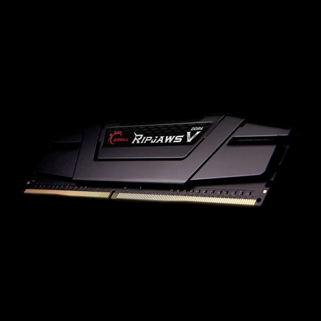 G.Skill Ripjaws V DDR4 32GB negro, módulo individual: vista lateral en ángulo bajo con disipador y contactos dorados visibles