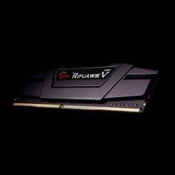 G.Skill Ripjaws V DDR4 32GB negro, módulo individual: vista lateral en ángulo bajo con disipador y contactos dorados visibles