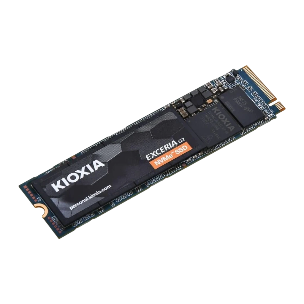 Kioxia EXCERIA G2 SSD 2TB M.2 NVMe, vista frontal: etiqueta preta hexagonal, conector dourado e chips visíveis - Item1