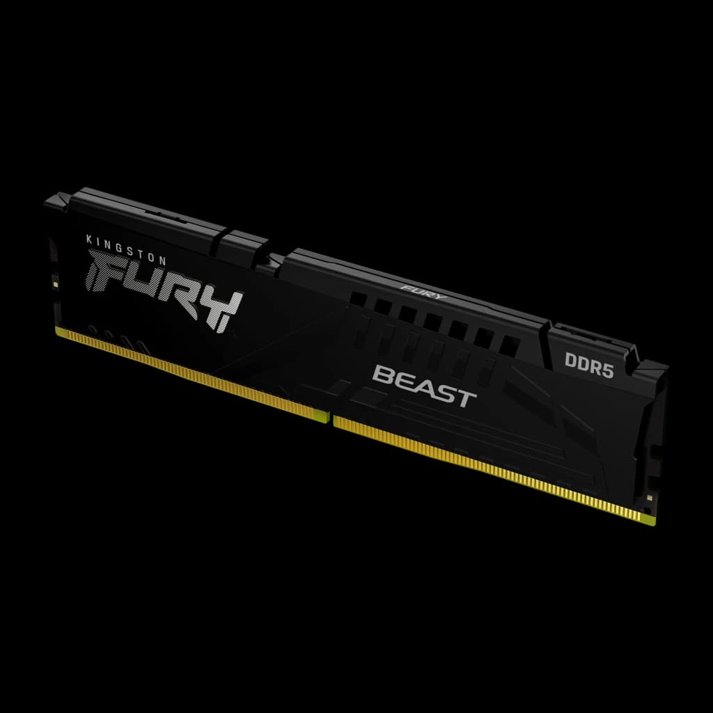 Kingston FURY Beast DDR5 32GB noir, vue en angle: dissipateur noir avec logos FURY, BEAST et DDR5, contacts dorés