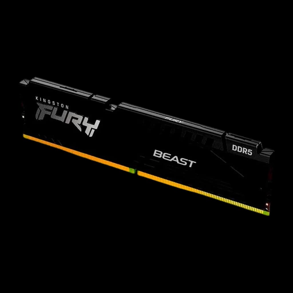 Kingston FURY Beast 16GB DDR5 noir, vue en angle: module unique avec éclairage RGB jaune sur les contacts