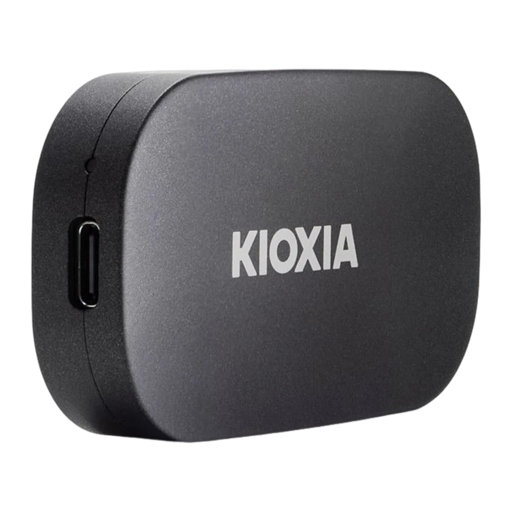 Kioxia Exceria Plus G2 Portable 1TB noir, vue supérieure en perspective: logo Kioxia et port USB-C latéral visibles - Ítem1