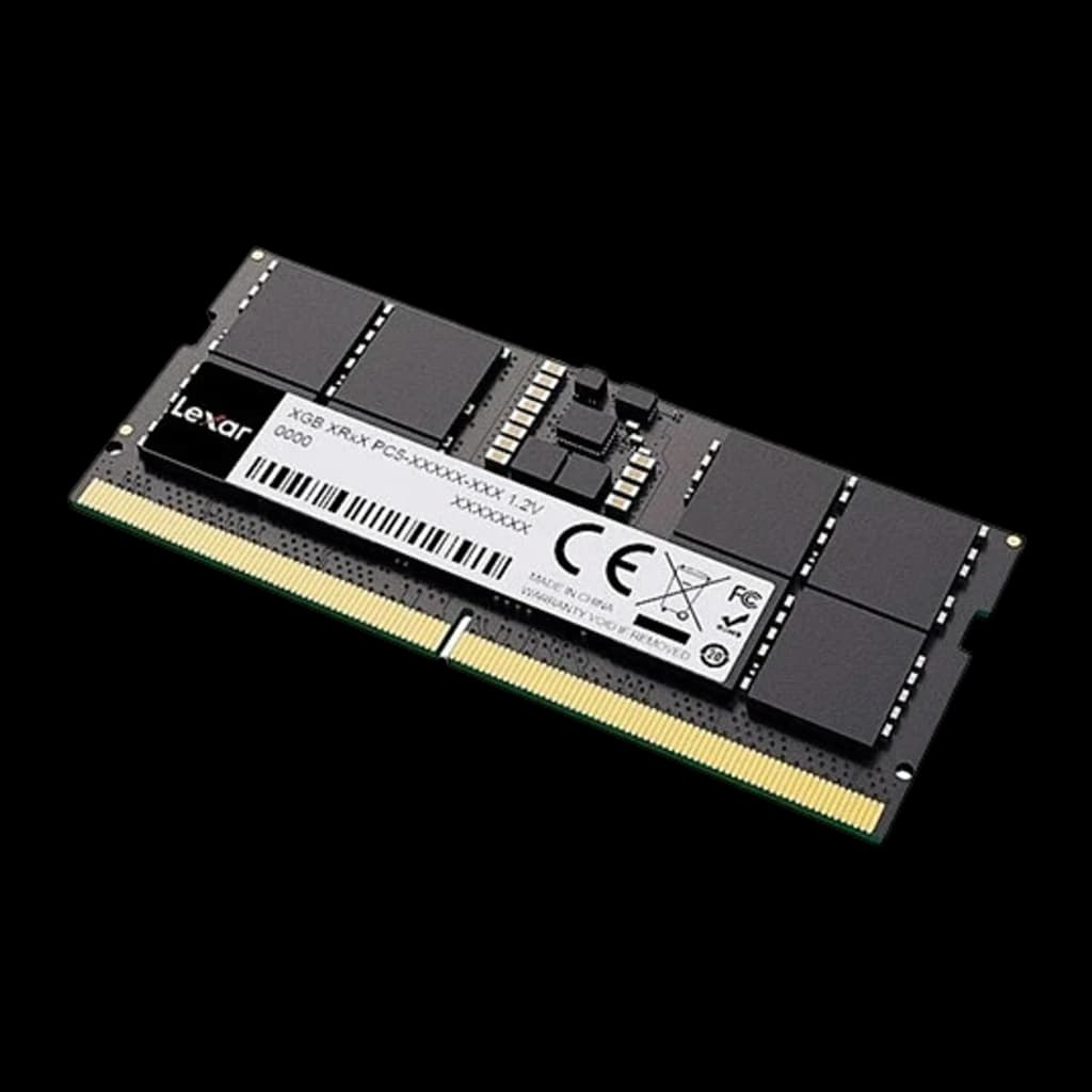 Lexar DDR5 5600 16GB SO-DIMM, vista em ângulo: perspectiva 3/4 mostrando espessura do PCB preto e conector dourado