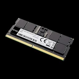 Lexar DDR5 5600 16GB SO-DIMM, vista em ângulo: perspectiva 3/4 mostrando espessura do PCB preto e conector dourado