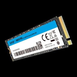 Lexar NM610Pro 500GB, vista em ângulo: SSD inclinado mostrando etiqueta azul, conector e verso do PCB