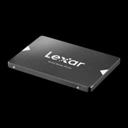 Lexar NS100 1TB cinza, vista angular superior: carcaça metálica com logo e parafusos nos cantos