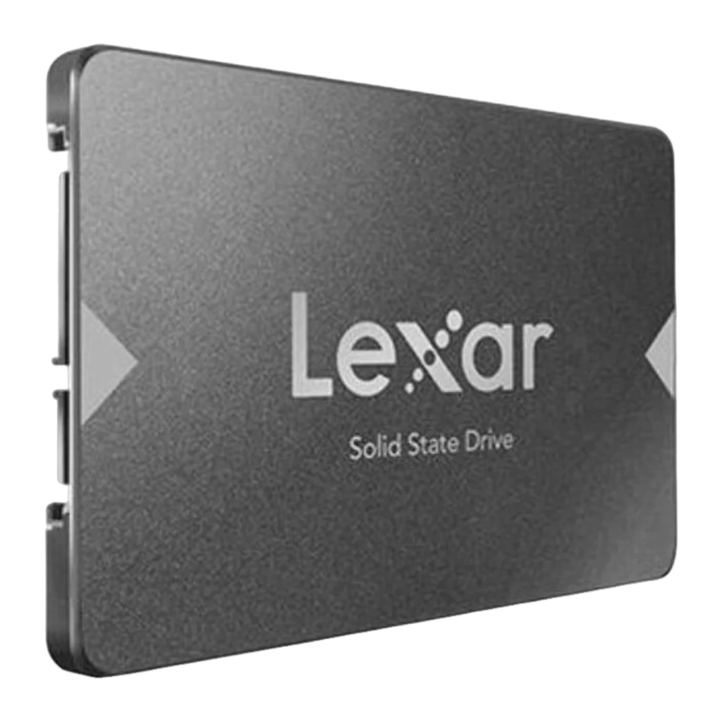 Lexar NS100 1TB cinza, vista angular superior: carcaça metálica com logo e parafusos nos cantos - Item1