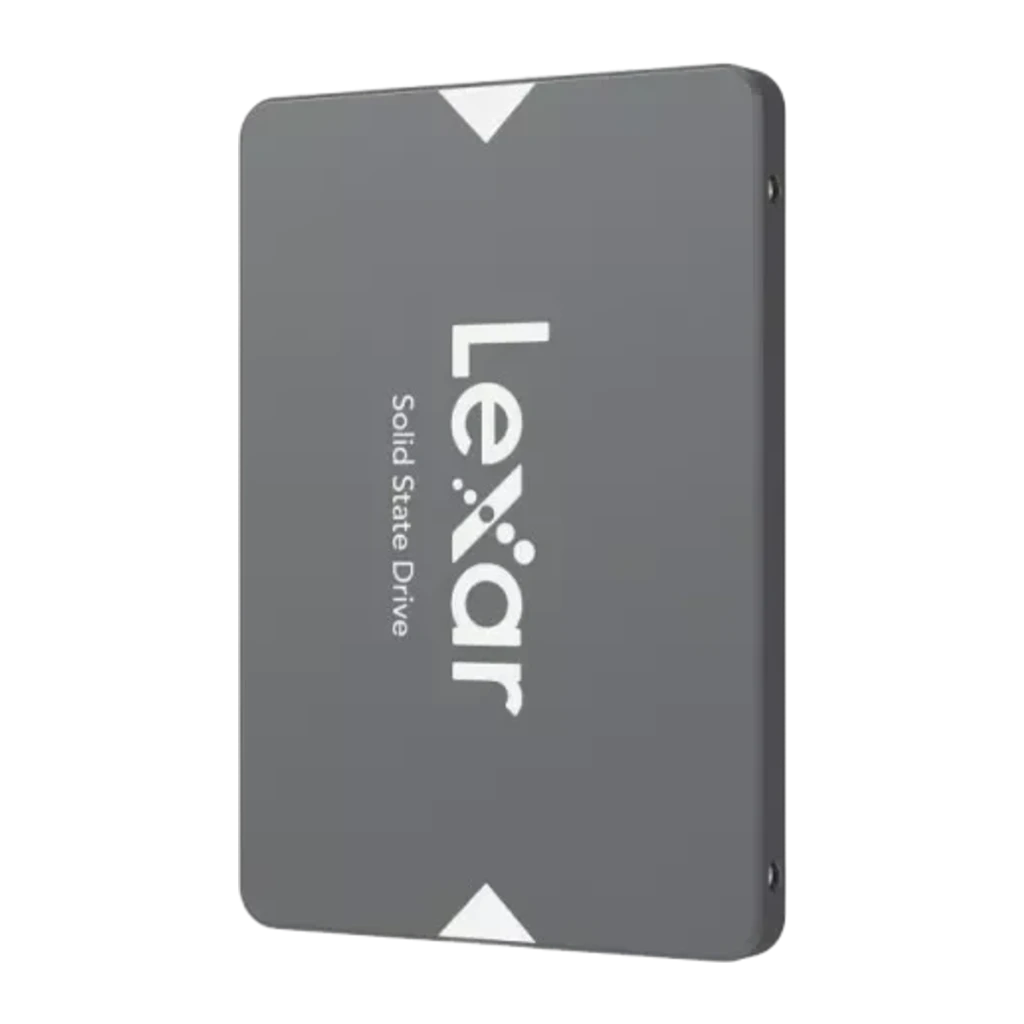 Lexar NS100 1TB cinza, vista angular superior: carcaça metálica com logo e parafusos nos cantos - Item2