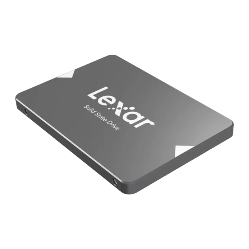 Lexar NS100 1TB cinza, vista angular superior: carcaça metálica com logo e parafusos nos cantos - Item3