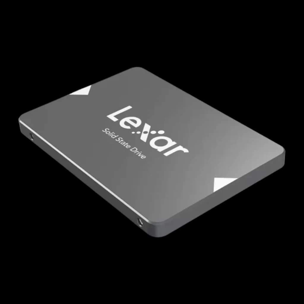 Lexar NS100 1TB cinza, vista angular inferior: face superior e lateral esquerda com borda SATA