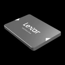 Lexar NS100 1TB cinza, vista angular inferior: face superior e lateral esquerda com borda SATA