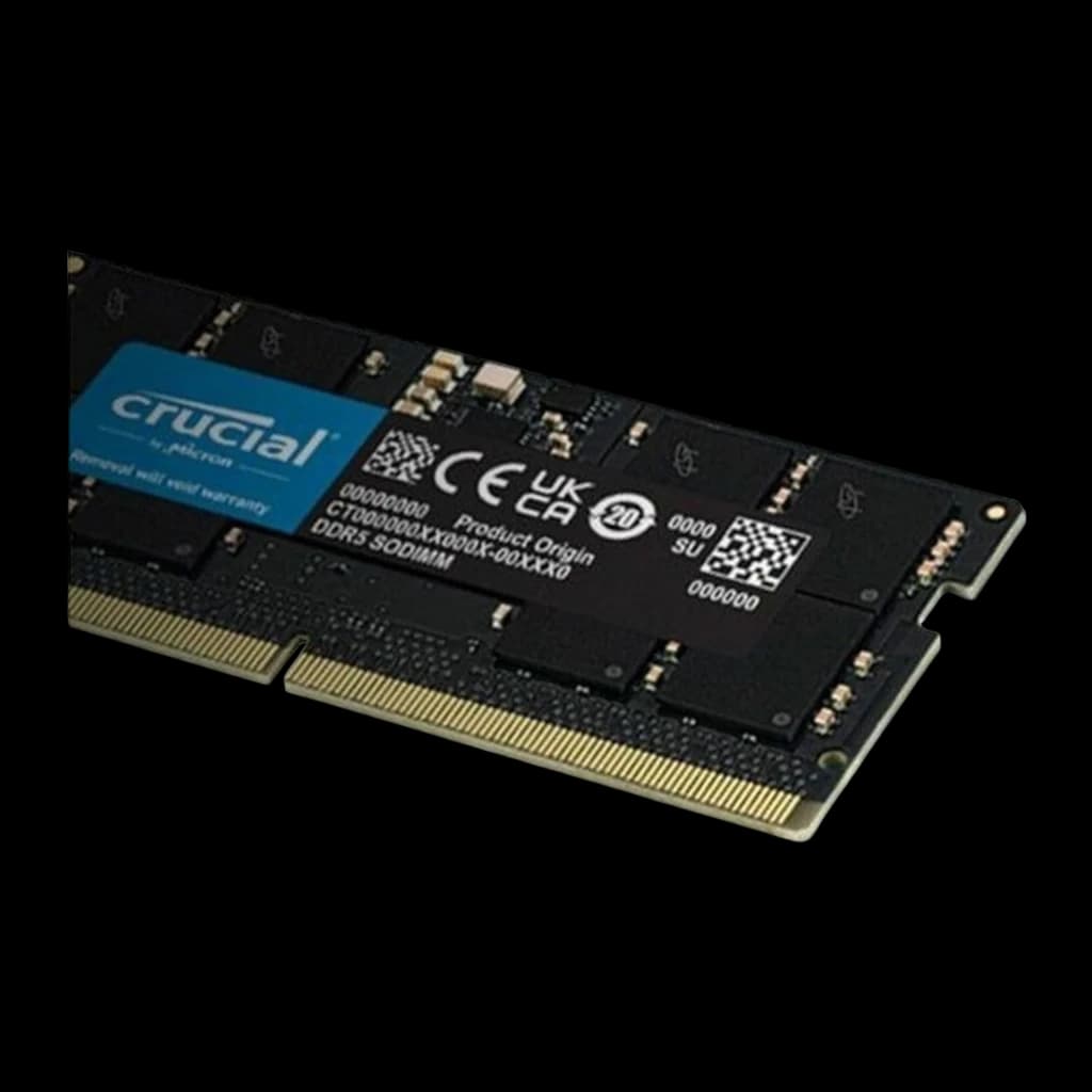 Crucial Micron DDR5 96GB preto, close-up em ângulo: detalhe da etiqueta Crucial, chips e contactos dourados SO-DIMM