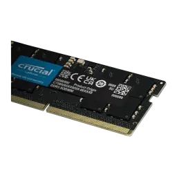 Crucial Micron DDR5 96GB preto, close-up em ângulo: detalhe da etiqueta Crucial, chips e contactos dourados SO-DIMM